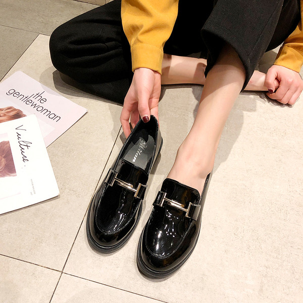 Női alkalmi cipő fekete és bordó színben, fém díszítéssel