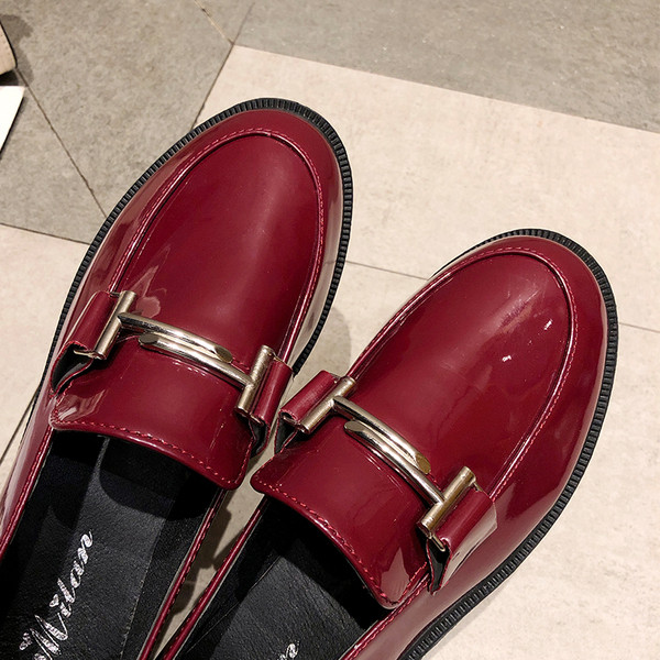 Női alkalmi cipő fekete és bordó színben, fém díszítéssel