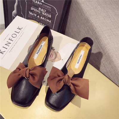 Elegáns női cipő fehér és fekete színű szalaggal, öko bőrből