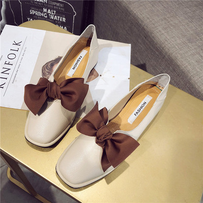 Elegáns női cipő fehér és fekete színű szalaggal, öko bőrből