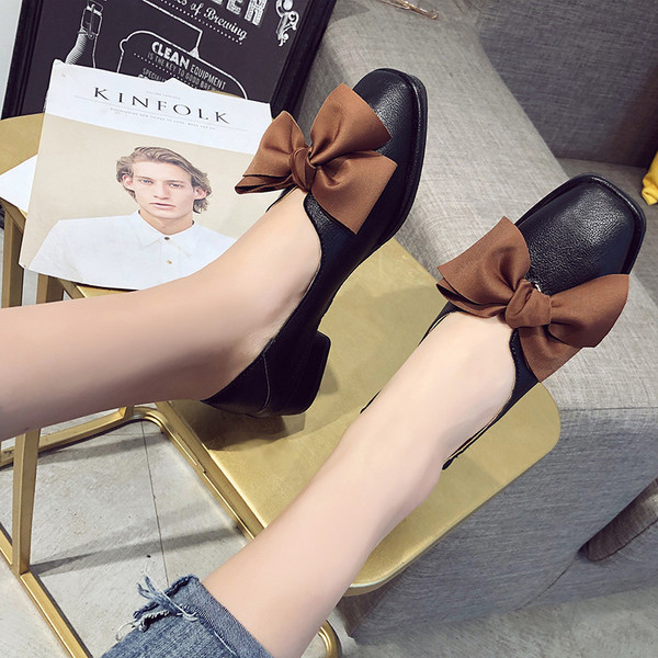 Elegáns női cipő fehér és fekete színű szalaggal, öko bőrből