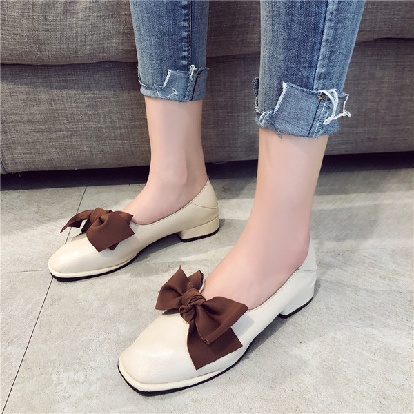 Elegáns női cipő fehér és fekete színű szalaggal, öko bőrből