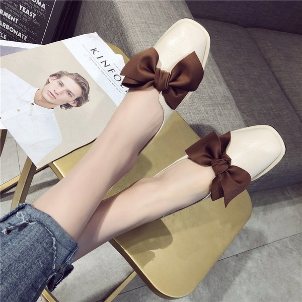 Elegáns női cipő fehér és fekete színű szalaggal, öko bőrből