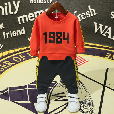 Modern gyerek öltöny két színben, színes szegéllyel