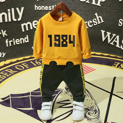 Modern gyerek öltöny két színben, színes szegéllyel