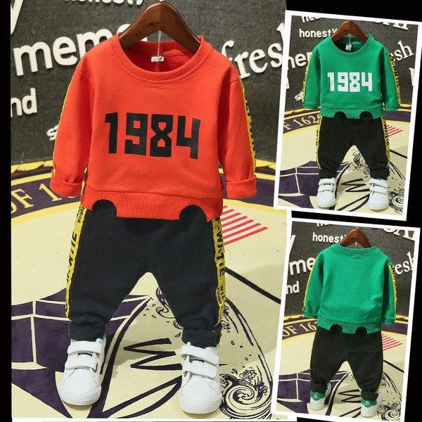 Modern gyerek öltöny két színben, színes szegéllyel