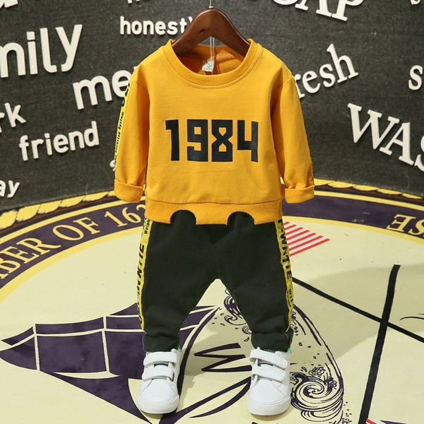 Modern gyerek öltöny két színben, színes szegéllyel