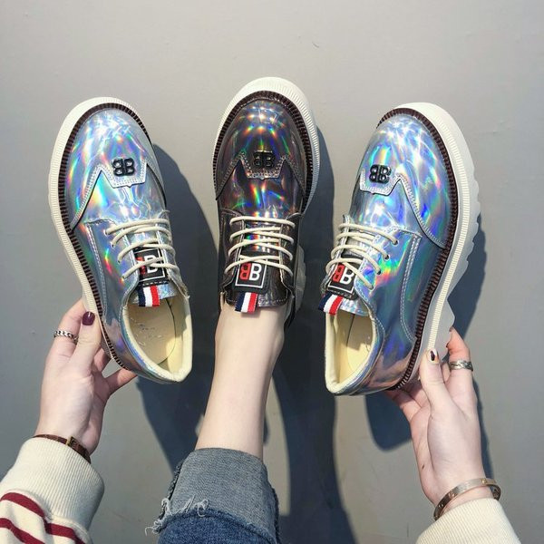 Stílusos alkalmi női cipő magas talppal, két színben