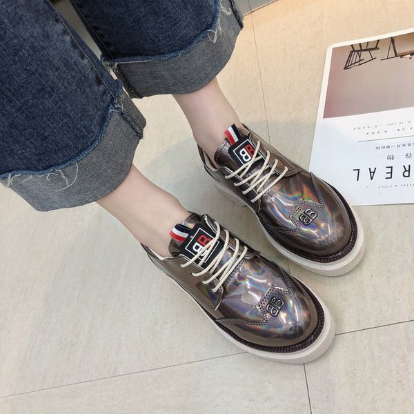 Stílusos alkalmi női cipő magas talppal, két színben