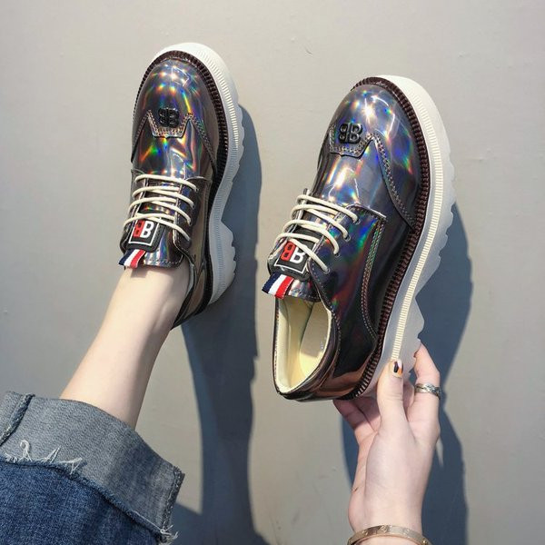 Stílusos alkalmi női cipő magas talppal, két színben