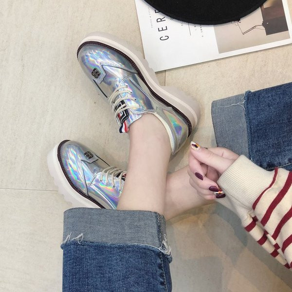 Stílusos alkalmi női cipő magas talppal, két színben