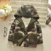 Nappali gyermek terepszínű kabát kapucnival és zsebekkel