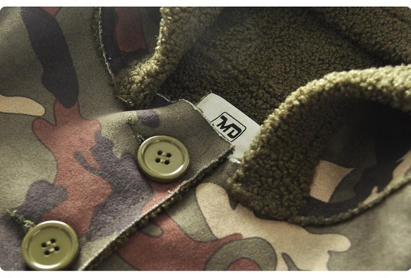 Nappali gyermek terepszínű kabát kapucnival és zsebekkel