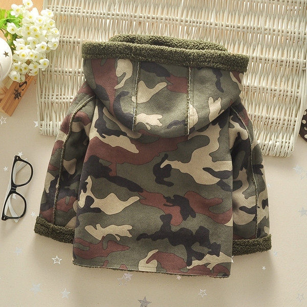 Nappali gyermek terepszínű kabát kapucnival és zsebekkel