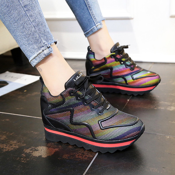 Két színű, magas talpú női alkalmi cipő