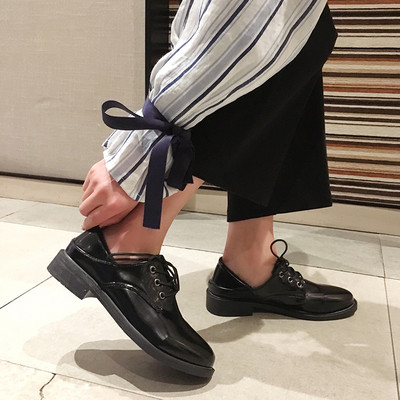 Női alkalmi cipő fekete színben két modell