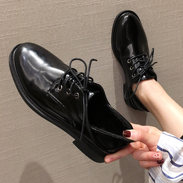 Női alkalmi cipő fekete színben két modell