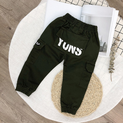 Alkalmi gyereknadrág fiúknak kék és zöld zsebekkel