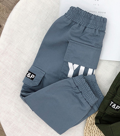 Alkalmi gyereknadrág fiúknak kék és zöld zsebekkel