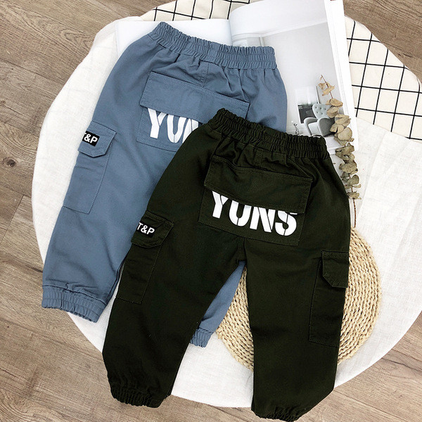 Alkalmi gyereknadrág fiúknak kék és zöld zsebekkel