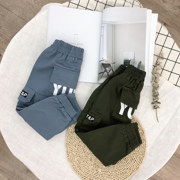 Alkalmi gyereknadrág fiúknak kék és zöld zsebekkel