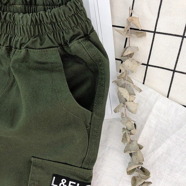 Alkalmi gyereknadrág fiúknak kék és zöld zsebekkel