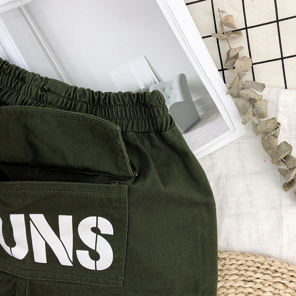 Alkalmi gyereknadrág fiúknak kék és zöld zsebekkel