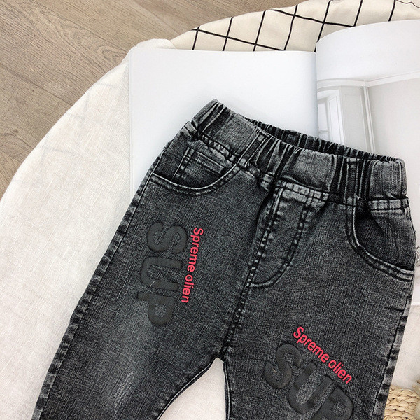 Elasztikus gyerek farmer fiúknak sötét színű feliratokkal