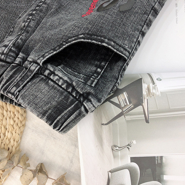 Elasztikus gyerek farmer fiúknak sötét színű feliratokkal