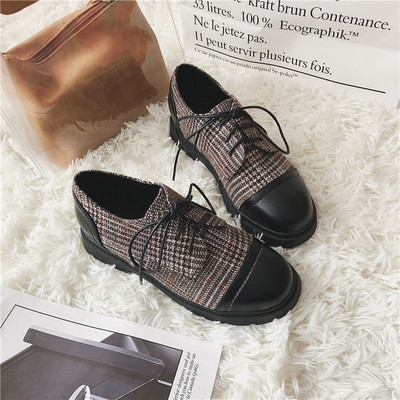 Női alkalmi cipő fekete és barna színben, fűzős