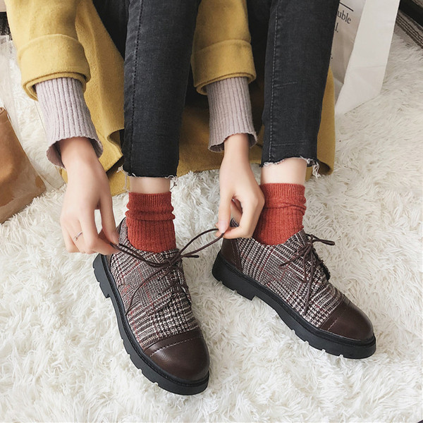 Női alkalmi cipő fekete és barna színben, fűzős