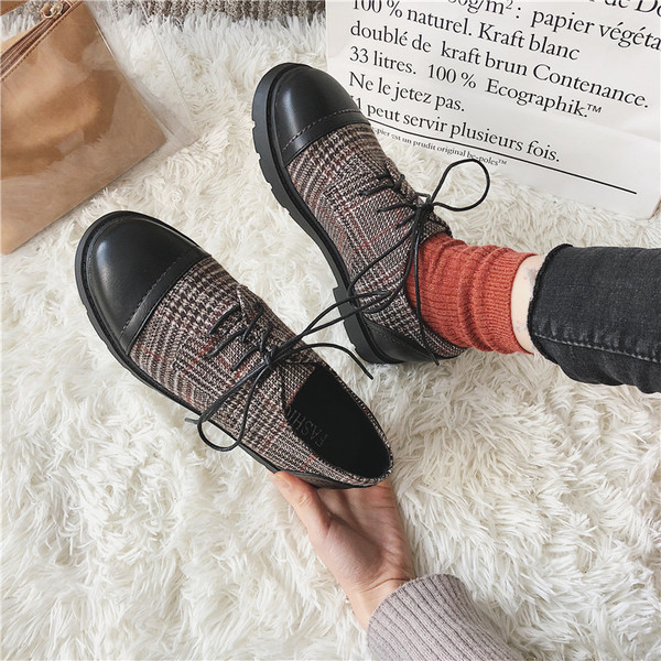 Női alkalmi cipő fekete és barna színben, fűzős