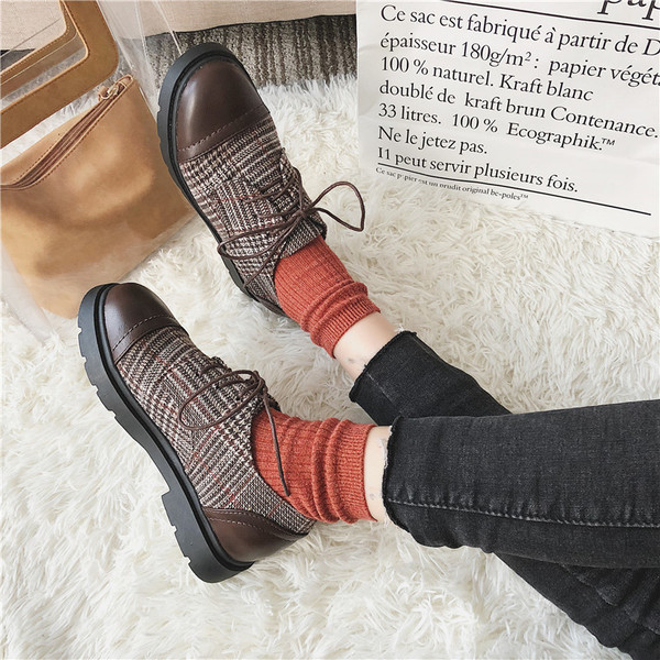 Női alkalmi cipő fekete és barna színben, fűzős