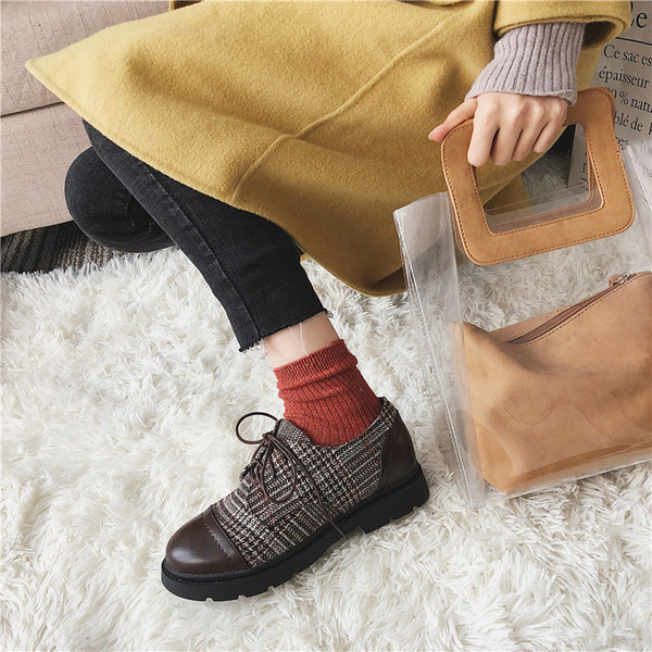 Női alkalmi cipő fekete és barna színben, fűzős