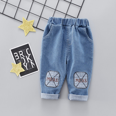 Elasztikus gyerekfarmer fiúknak emblémával és hímzéssel