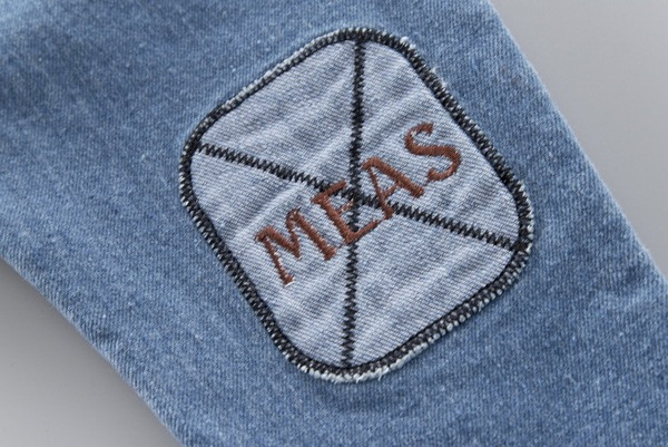 Elasztikus gyerekfarmer fiúknak emblémával és hímzéssel