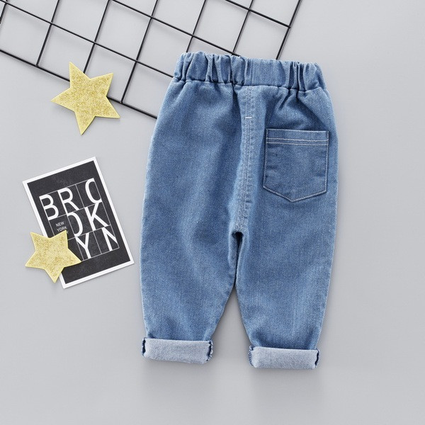 Elasztikus gyerekfarmer fiúknak emblémával és hímzéssel