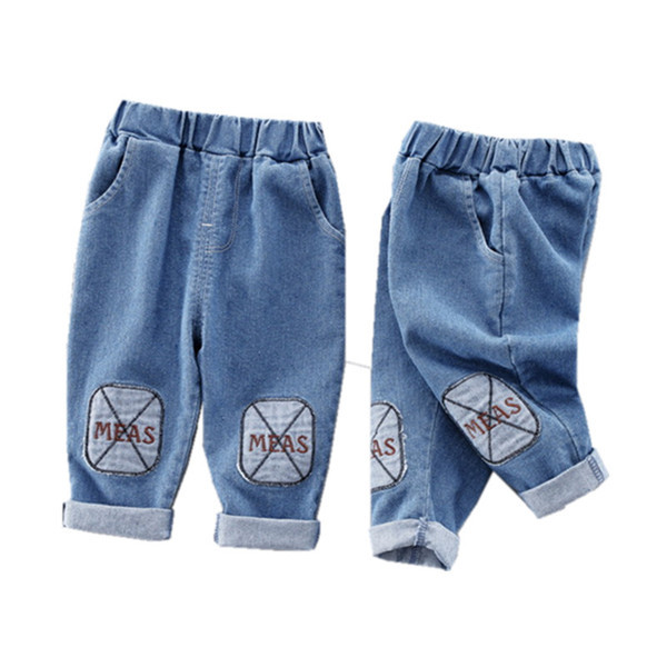 Elasztikus gyerekfarmer fiúknak emblémával és hímzéssel