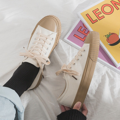 Női tornacipő lapos talppal, különböző színekben