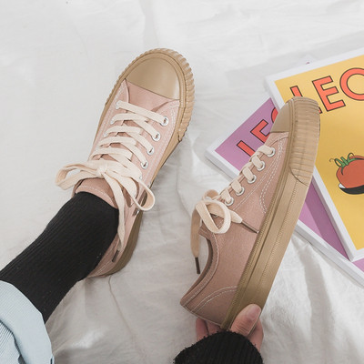 Női tornacipő lapos talppal, különböző színekben