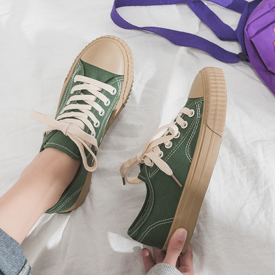 Női tornacipő lapos talppal, különböző színekben