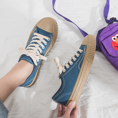 Női tornacipő lapos talppal, különböző színekben