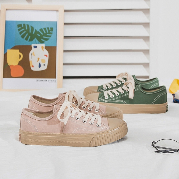 Női tornacipő lapos talppal, különböző színekben