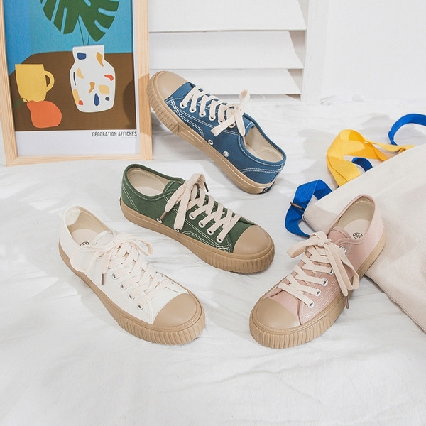 Női tornacipő lapos talppal, különböző színekben