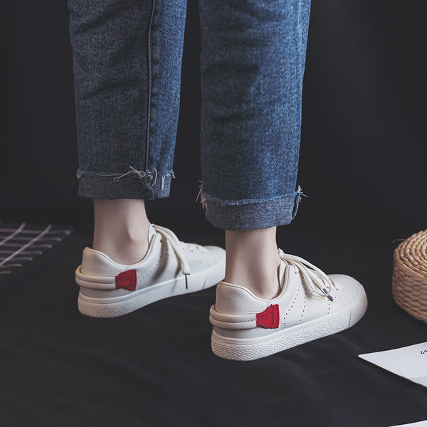 Ανδρικά πάνινα παπούτσια ανοιξιάτικα σε λευκό χρώμα με επίπεδη σόλα