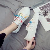 Női tornacipő új modellje fehér színben, lapos talppal