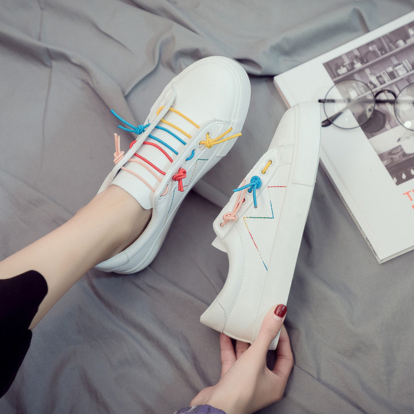 Női tornacipő új modellje fehér színben, lapos talppal