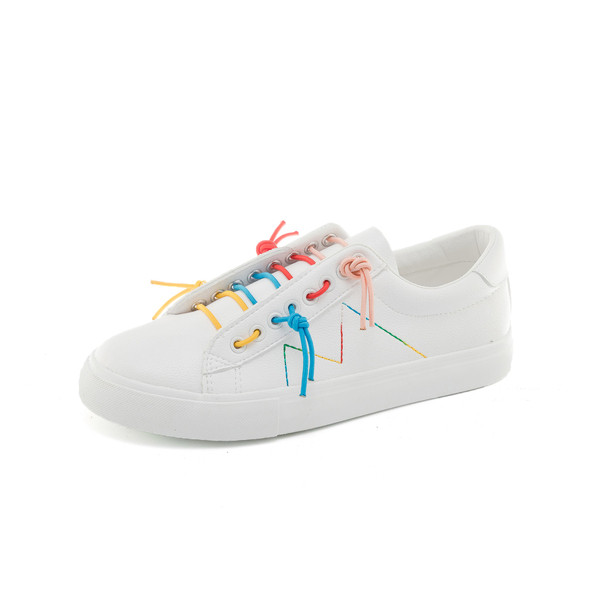 Női tornacipő új modellje fehér színben, lapos talppal