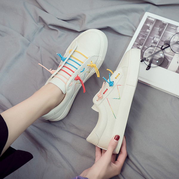 Női tornacipő új modellje fehér színben, lapos talppal