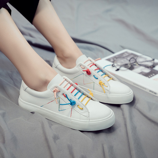 Női tornacipő új modellje fehér színben, lapos talppal